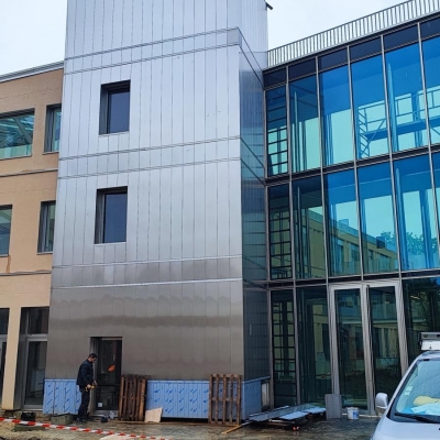 Habillage d’ascenseur en bardage – Immeuble scolaire Habillage d’ascenseur en bardage – Immeuble scolaire