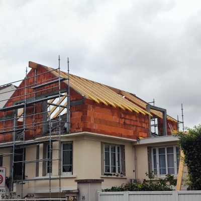 Rehausse de pavillon et création de lucarne – Charpente et couverture Rehausse de pavillon et création de lucarne – Charpente et couverture