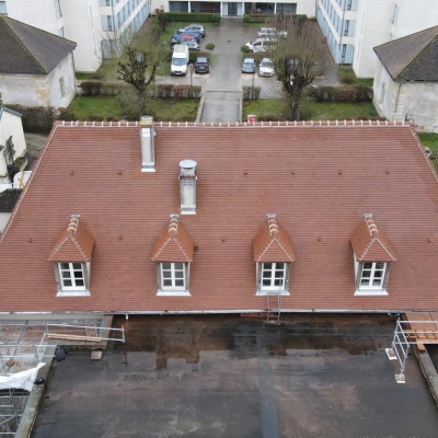 Rénovation de charpente et toiture – Bâtiment ancien sous contraintes patrimoniales Rénovation de charpente et toiture – Bâtiment ancien sous contraintes patrimoniales